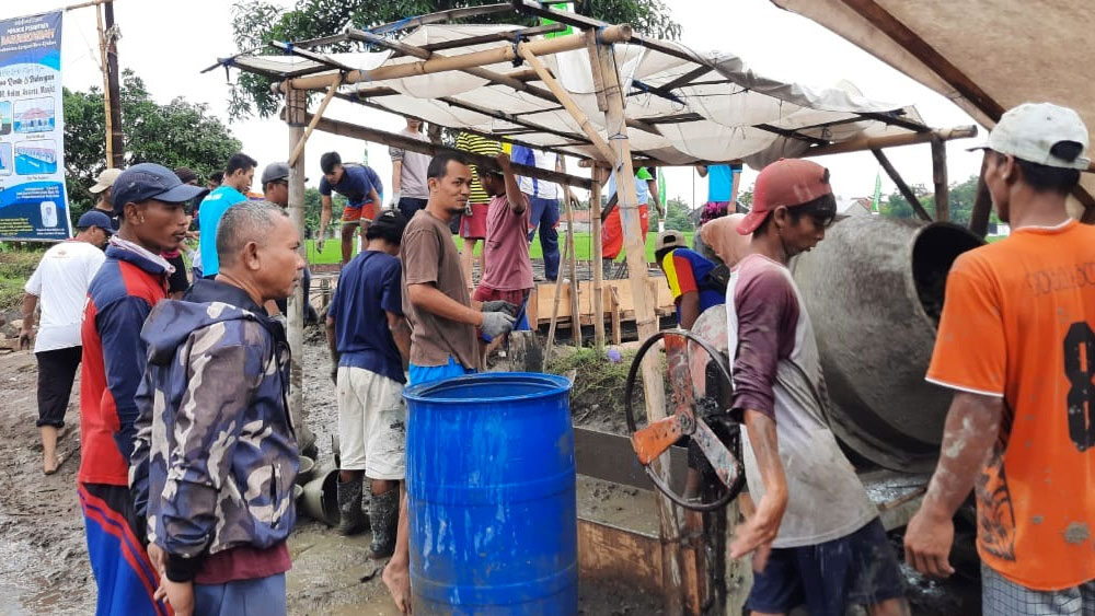 Proses pembangunan Jembatan Darurrohmah